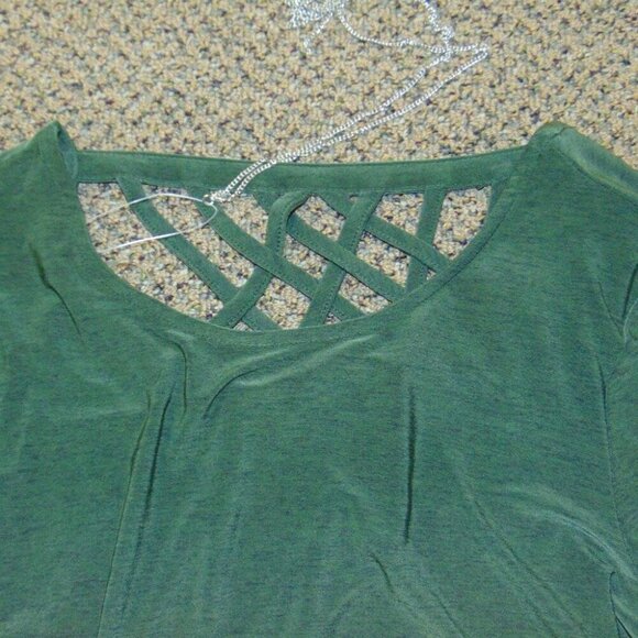 Womens Shirt Medium Green Long Sleeve Scoop Neck Banded Hem Top & Necklace Apt 9 - Picture 2 of 6